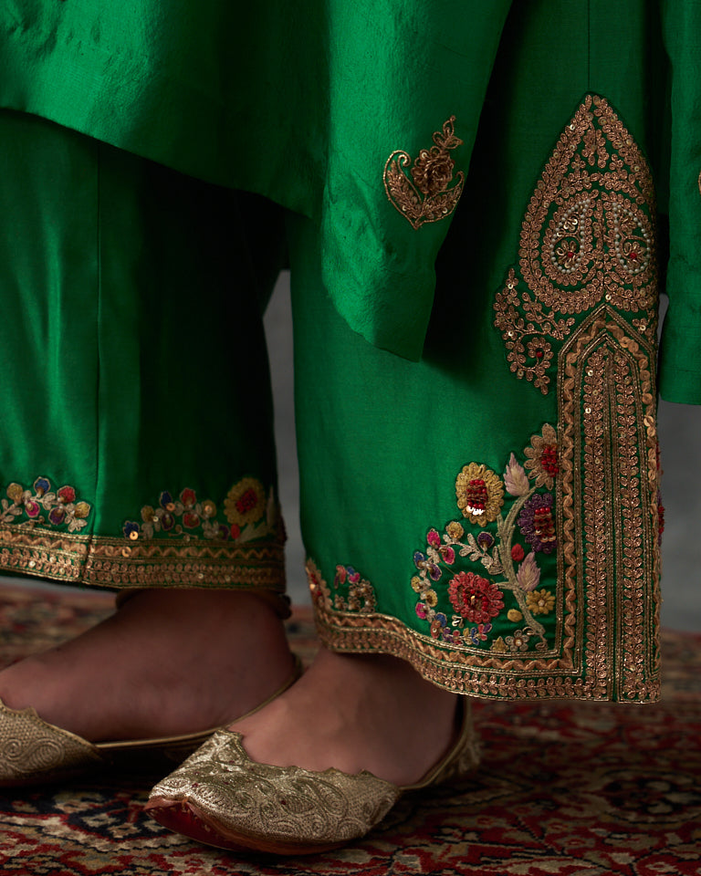 Gulrez Knee Length Kurta Set With Emboidered Pants