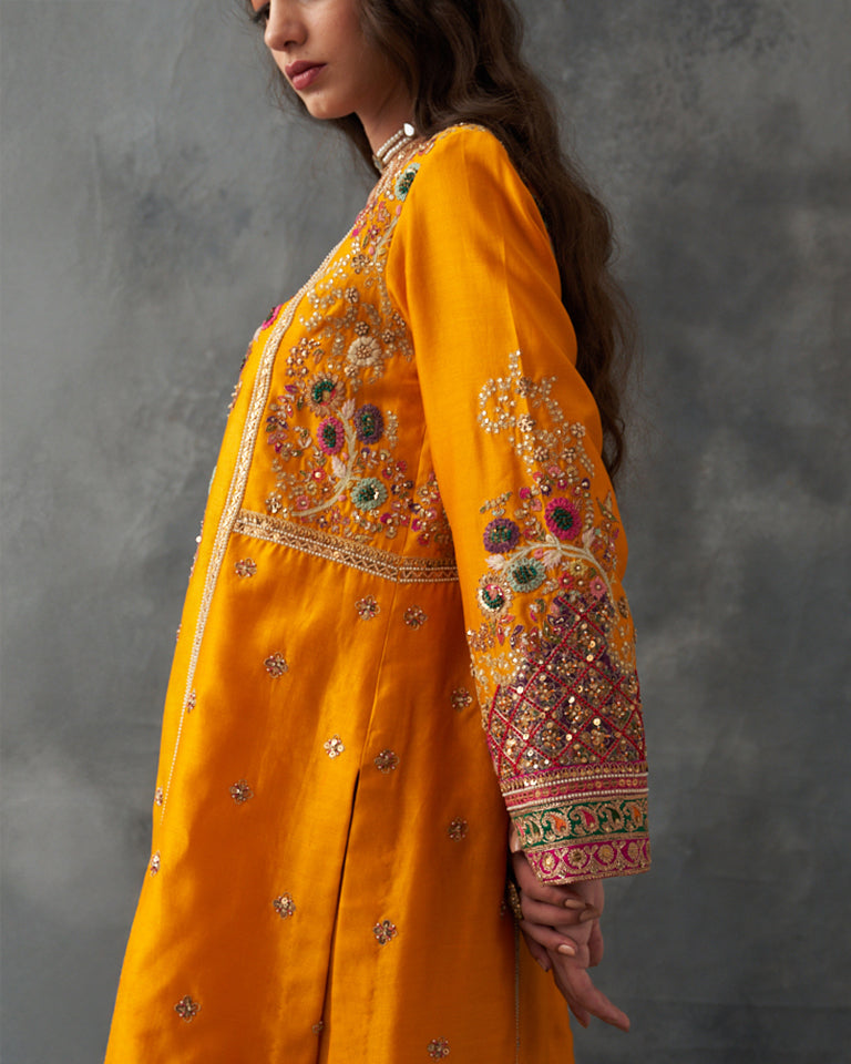Gulrez Short Kurti With Straight Cut Pants