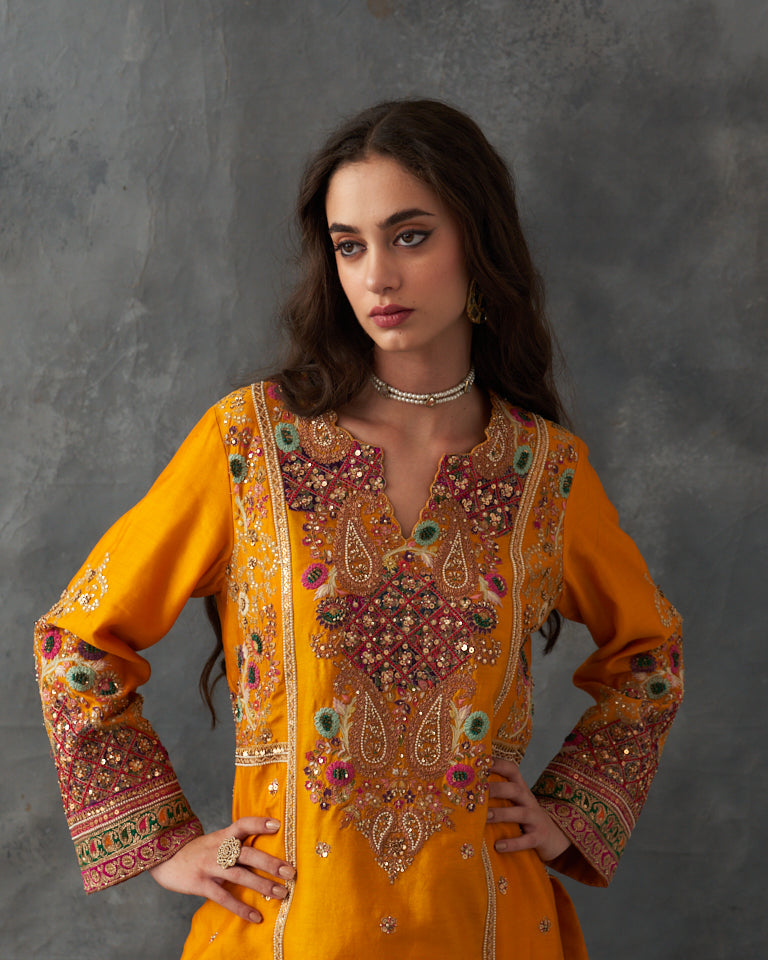 Gulrez Short Kurti With Straight Cut Pants